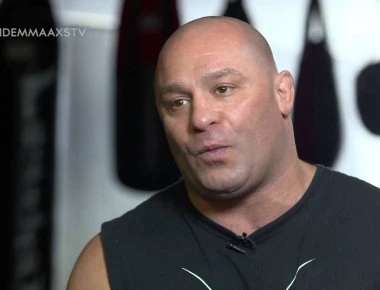 Μαχητής του UFC ξεφτιλίζει μεθύστακα που παρενοχλεί κόσμο (βίντεο)